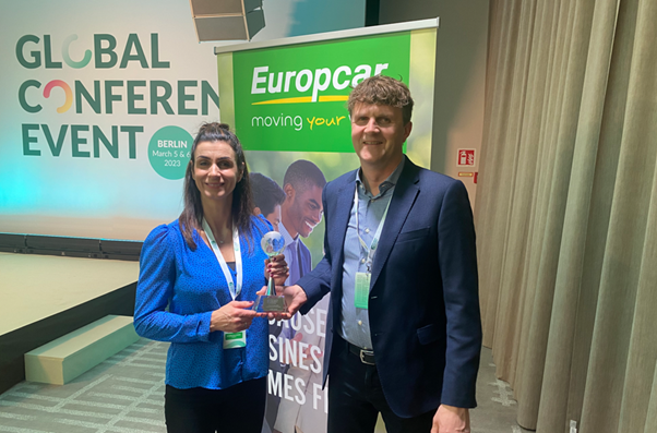 Þorbjörg Jóhannsdóttir sölustjóri Europcar á Íslandi og Steingrímur Birgisson forstjóri Hölds-Bílale…